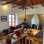 Сasa de vacaciones The Ambassador - Traditional Stone House