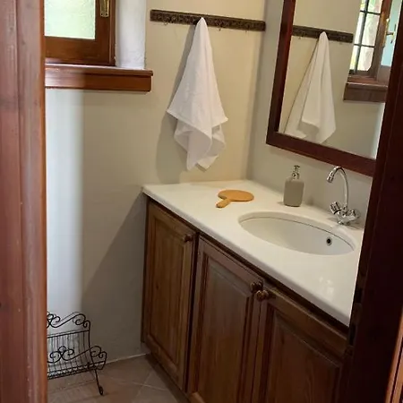 The Ambassador - Traditional Stone House 度假居