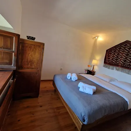 The Ambassador - Traditional Stone House 度假居